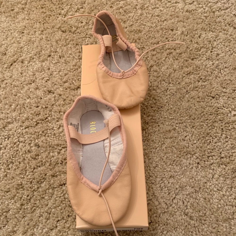 Bloch ballet shoes 7.5 like new
